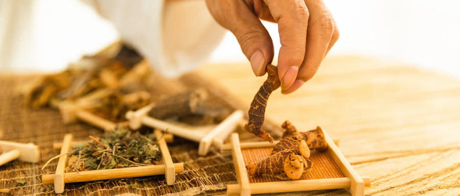摄图网_501128171_wx_手拿药材特写(企业商用).jpg